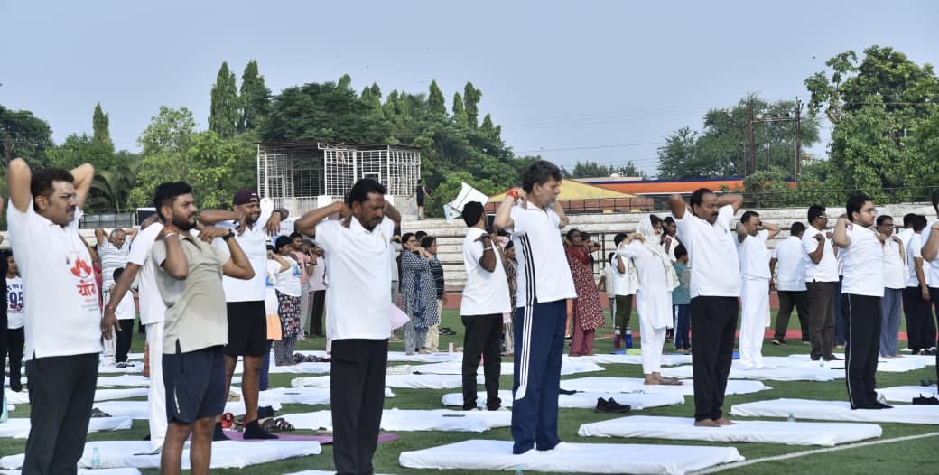 योग करते जनप्रतिनिधि