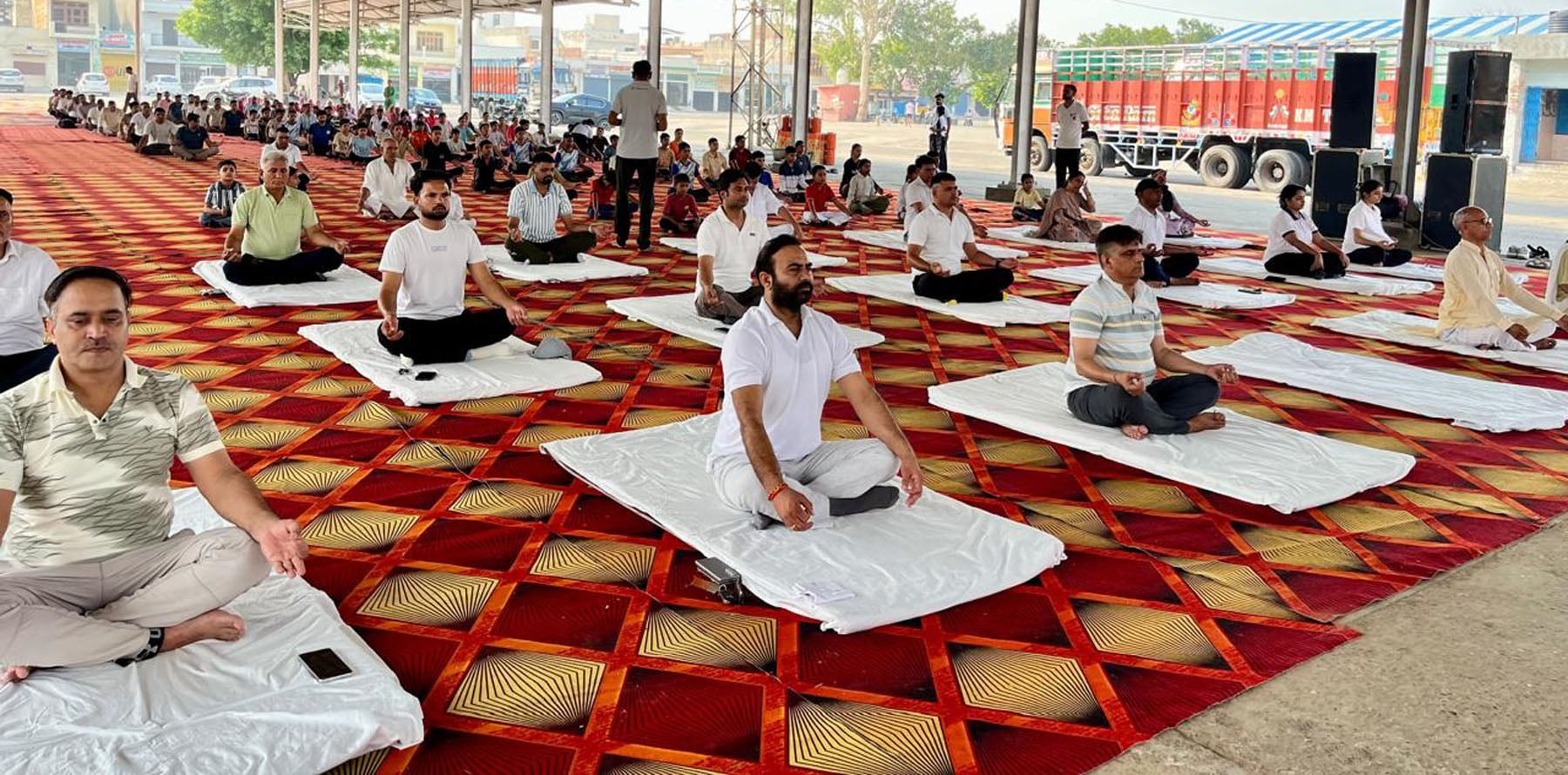 योग साधना करते योग साधक