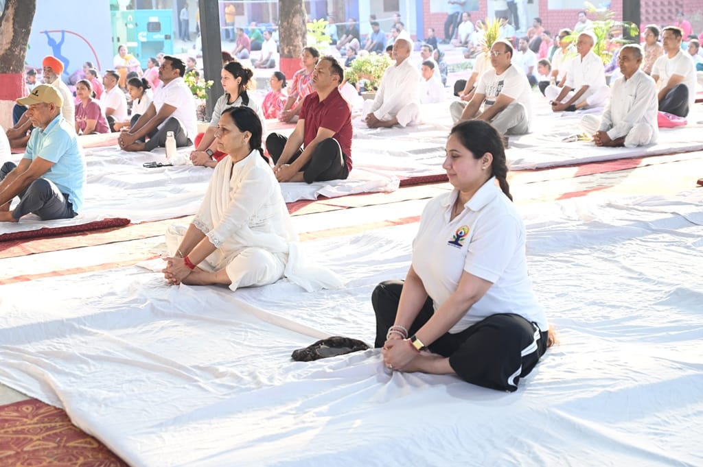 अंबाला सिटी के सेक्टर 10 में योग करते मंत्री विपुल गोयल। संवाद