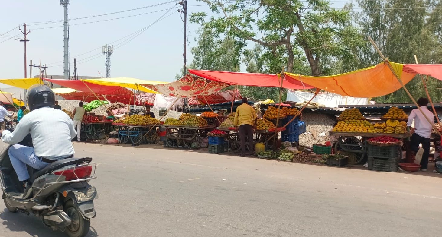 अमित, दुकानदार, गदियाना चुंगी।