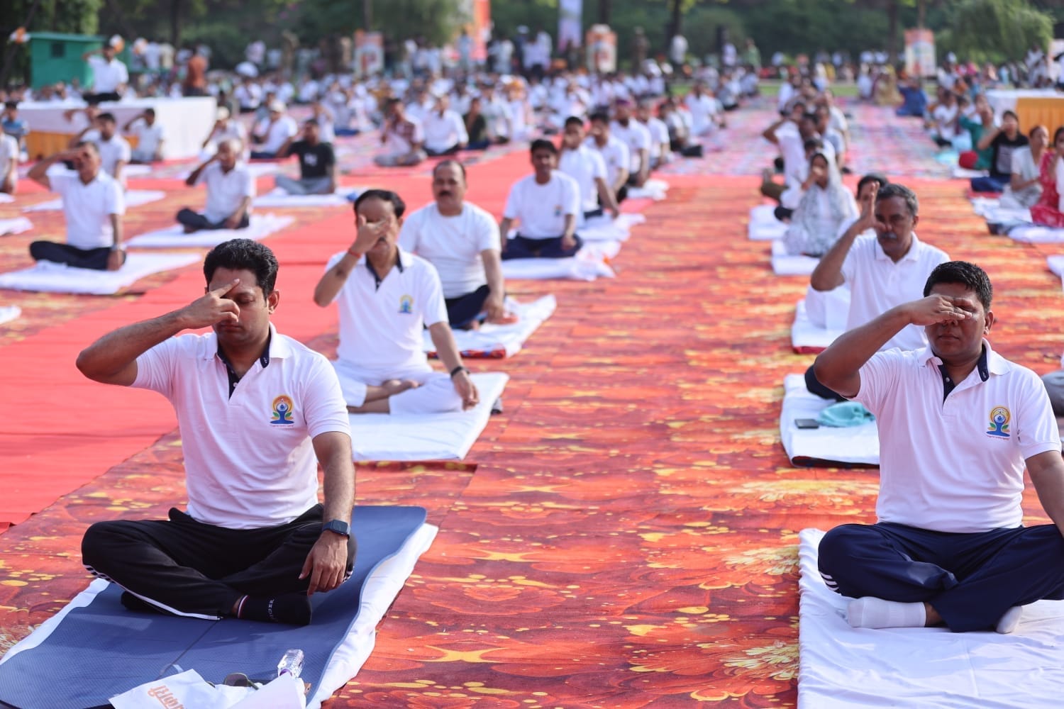 अटल पार्क बहरा में विधायक रमेश मिश्र द्वारा आयोजित शिविर में योग करते लोग। संवाद अटल पार्क बहरा में विधायक रमेश मिश्र द्वारा आयोजित शिविर में योग करते लोग। संवाद