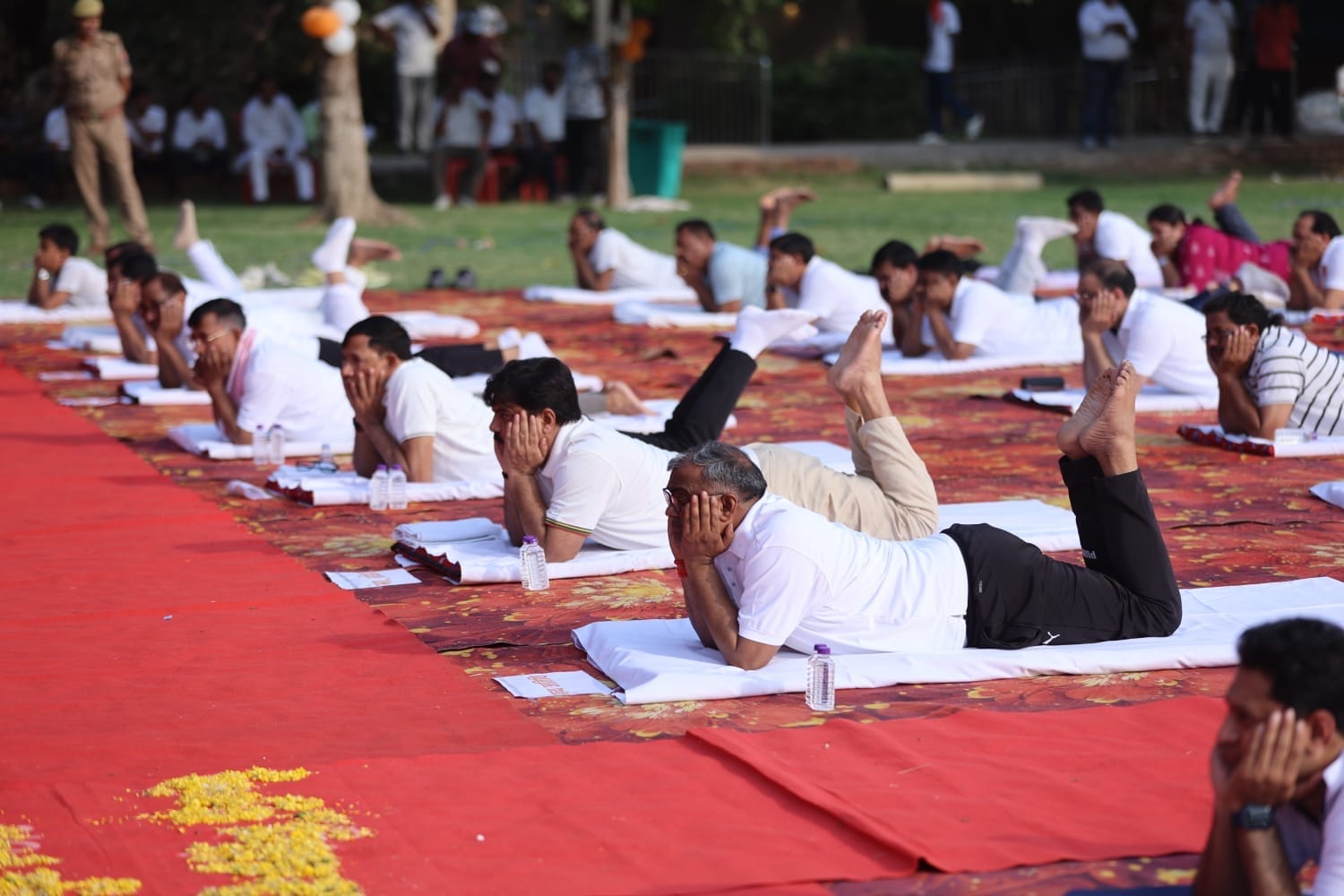 अटल पार्क बहरा में विधायक रमेश मिश्र द्वारा आयोजित शिविर में योग करते लोग। संवाद अटल पार्क बहरा में विधायक रमेश मिश्र द्वारा आयोजित शिविर में योग करते लोग। संवाद