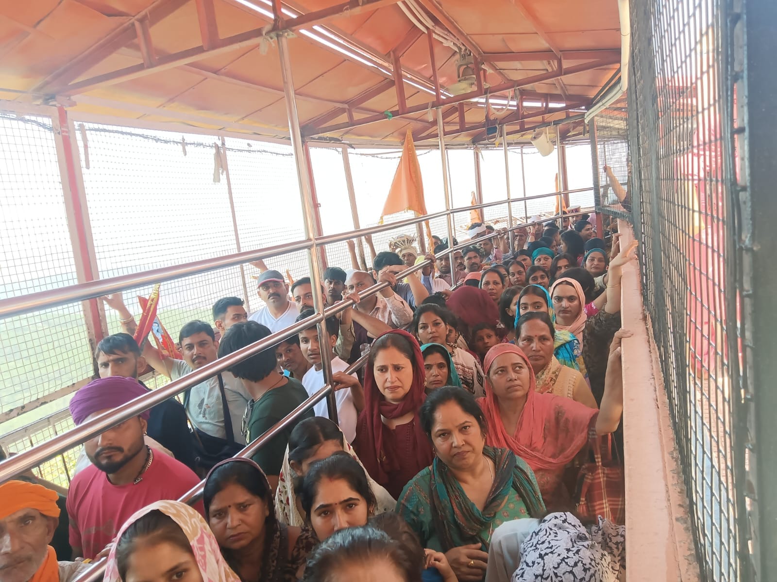बाबा बालक नाथ मंदिर दियोटसिद्ध में दर्शनों के लिए कतारों में लगे श्रद्धालुओं को पानी पिलाते सेव बाबा बालक नाथ मंदिर दियोटसिद्ध में दर्शनों के लिए कतारों में लगे श्रद्धालुओं को पानी पिलाते सेव