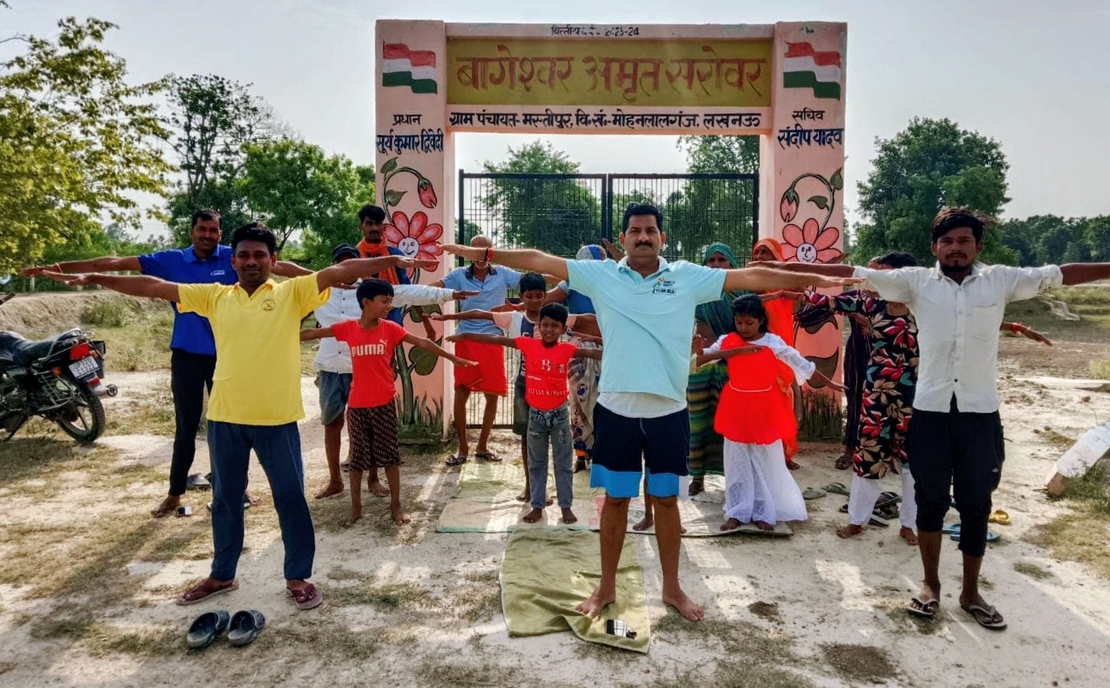 भाजपा मंडल कार्यालय में योगाभ्यास करते लोग।