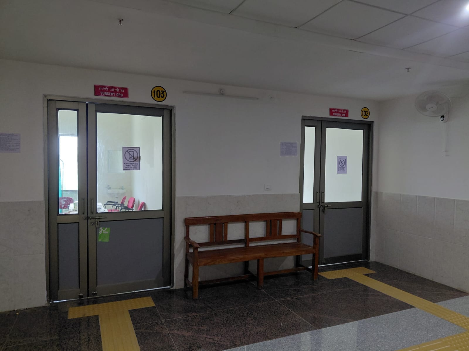 भर्ती वार्ड में पड़े बेड। संवाद भर्ती वार्ड में पड़े बेड। संवाद