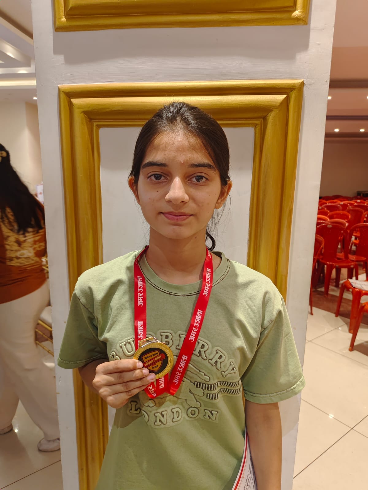 भविष्य ज्योति सम्मान समारोह में मुख्यातिाथि के साथ मेधावी। संवाद भविष्य ज्योति सम्मान समारोह में मुख्यातिाथि के साथ मेधावी। संवाद