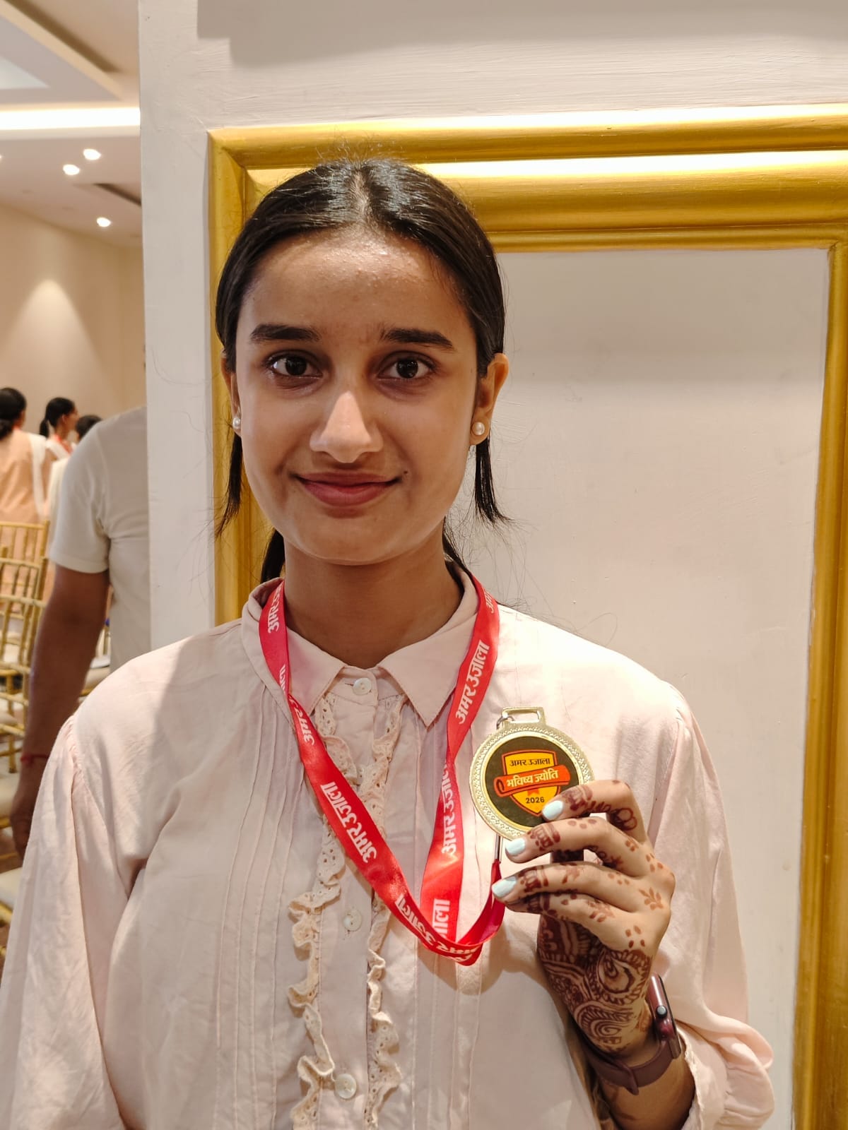 भविष्य ज्योति सम्मान समारोह में मुख्यातिाथि के साथ मेधावी। संवाद भविष्य ज्योति सम्मान समारोह में मुख्यातिाथि के साथ मेधावी। संवाद