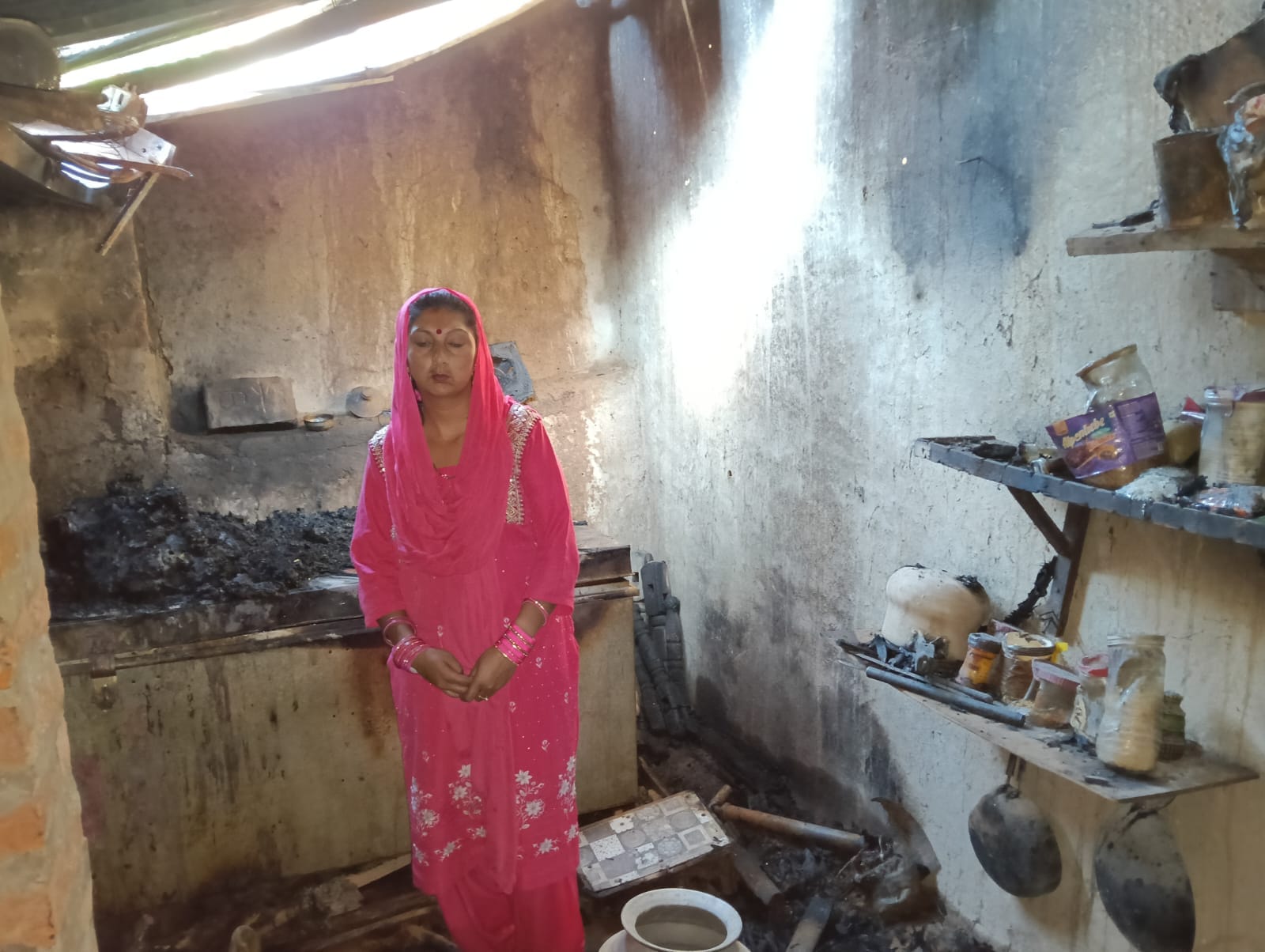 चकवाड़ी पंचायत में रामचंद अपने स्लेटपोश जले मकान में चिंताग्रस्त होकर बैठा हुआ। -स्रोत : जागरूक चकवाड़ी पंचायत में रामचंद अपने स्लेटपोश जले मकान में चिंताग्रस्त होकर बैठा हुआ। -स्रोत : जागरूक