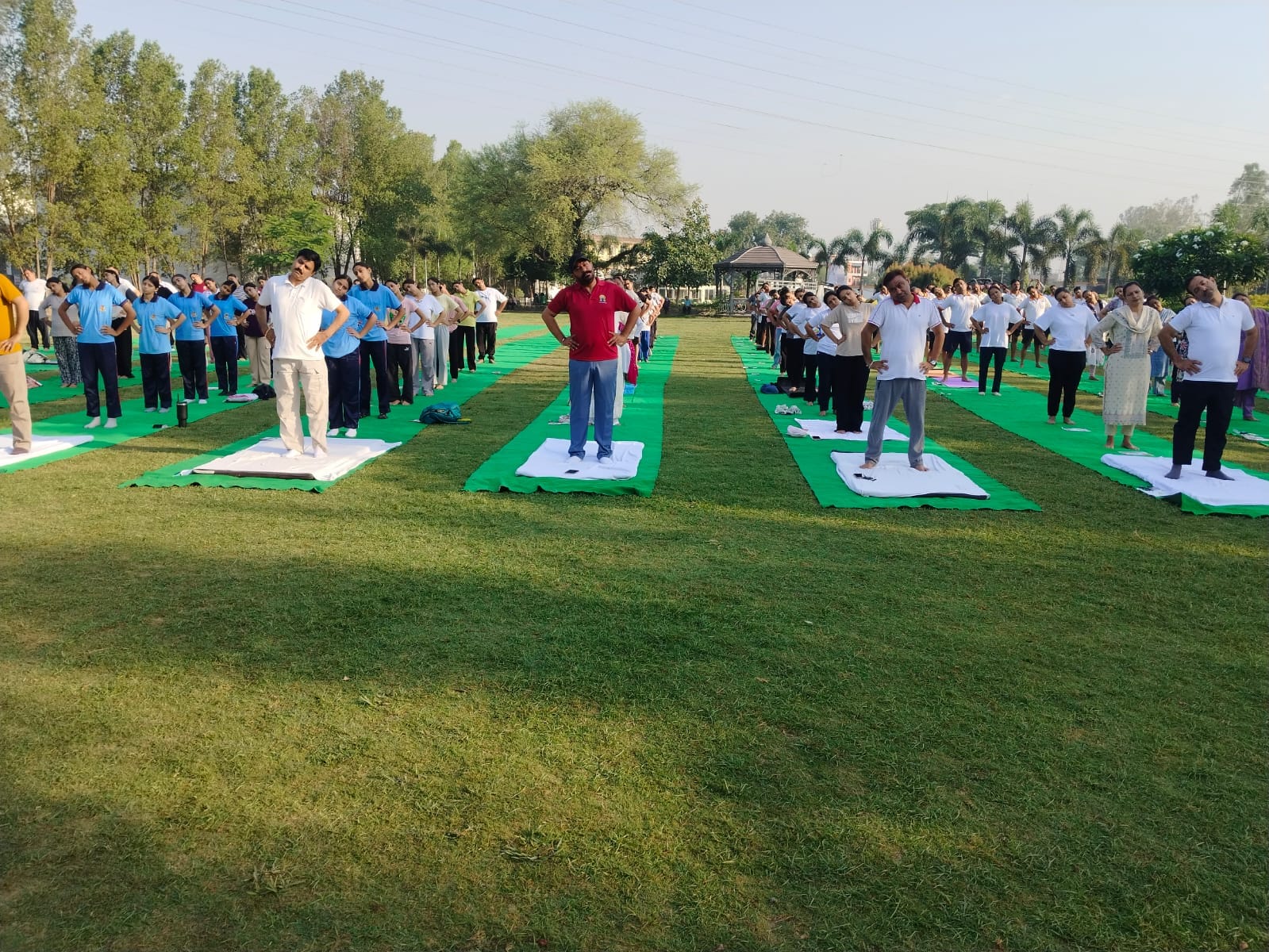 चायल स्थित राष्ट्रीय ध्वज प्रांगण में विशेष योग कार्यक्रम में मौजूद स्थानीय लोग व पर्यटक। संवाद