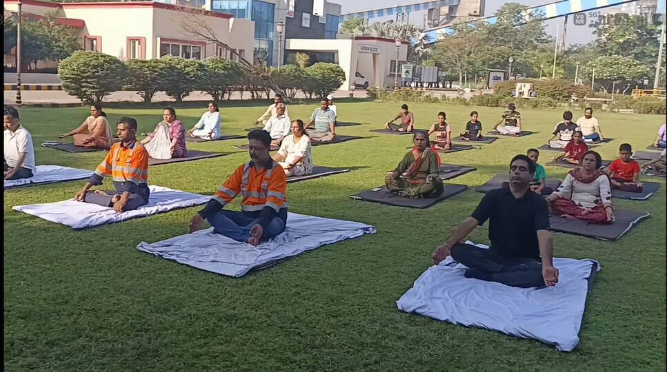चायल स्थित राष्ट्रीय ध्वज प्रांगण में विशेष योग कार्यक्रम में मौजूद स्थानीय लोग व पर्यटक। संवाद