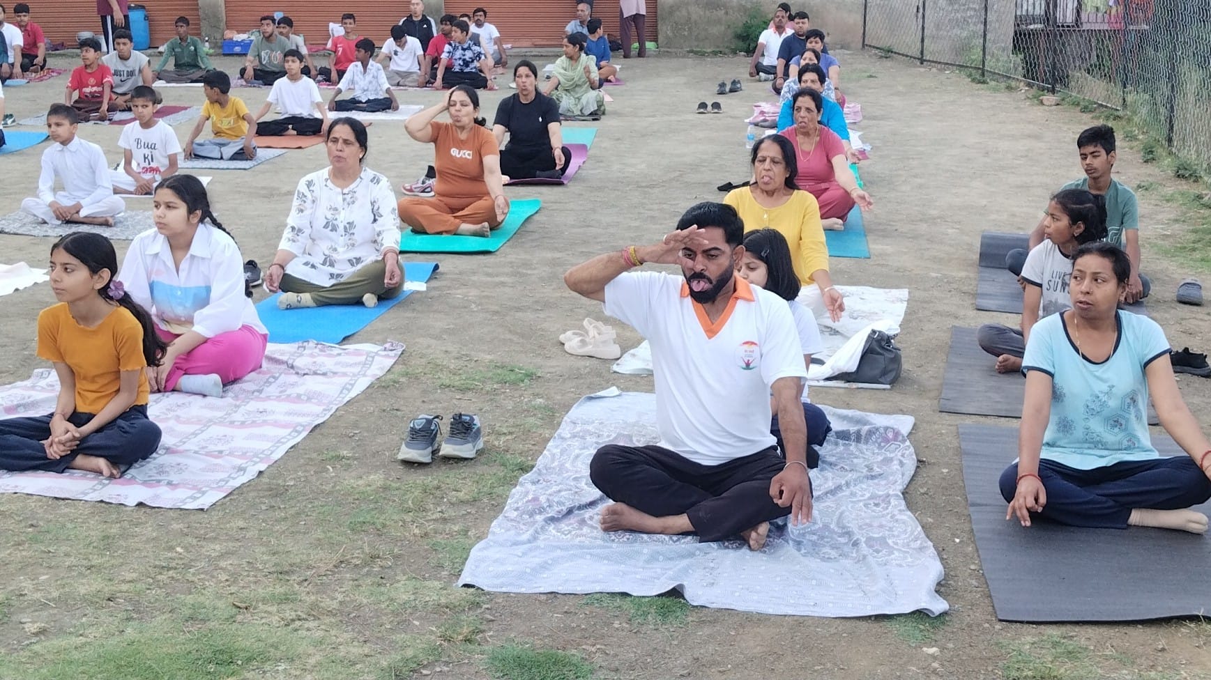 चायल स्थित राष्ट्रीय ध्वज प्रांगण में विशेष योग कार्यक्रम में मौजूद स्थानीय लोग व पर्यटक। संवाद