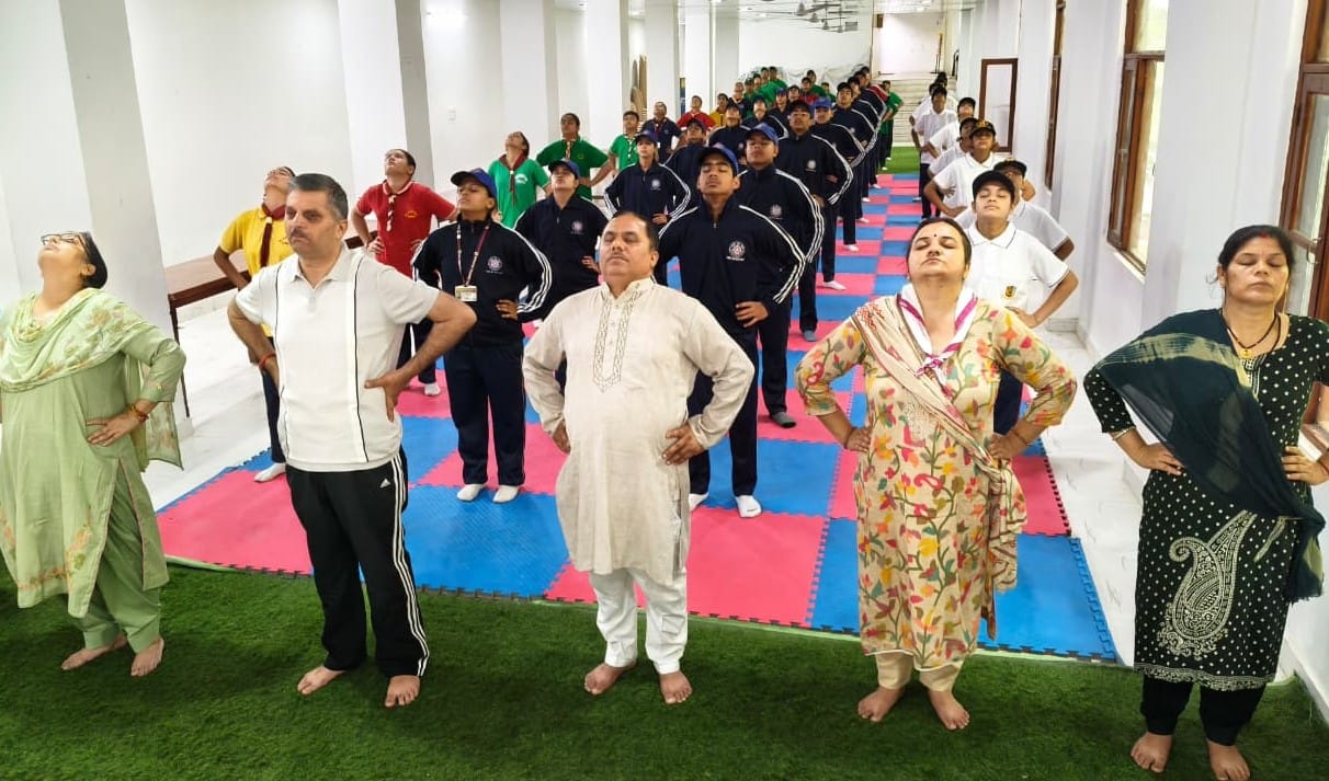 चायल स्थित राष्ट्रीय ध्वज प्रांगण में विशेष योग कार्यक्रम में मौजूद स्थानीय लोग व पर्यटक। संवाद