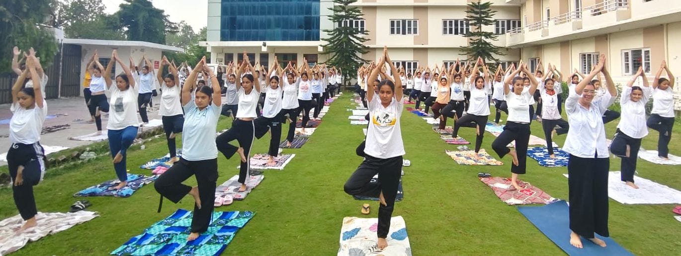 चायल स्थित राष्ट्रीय ध्वज प्रांगण में विशेष योग कार्यक्रम में मौजूद स्थानीय लोग व पर्यटक। संवाद