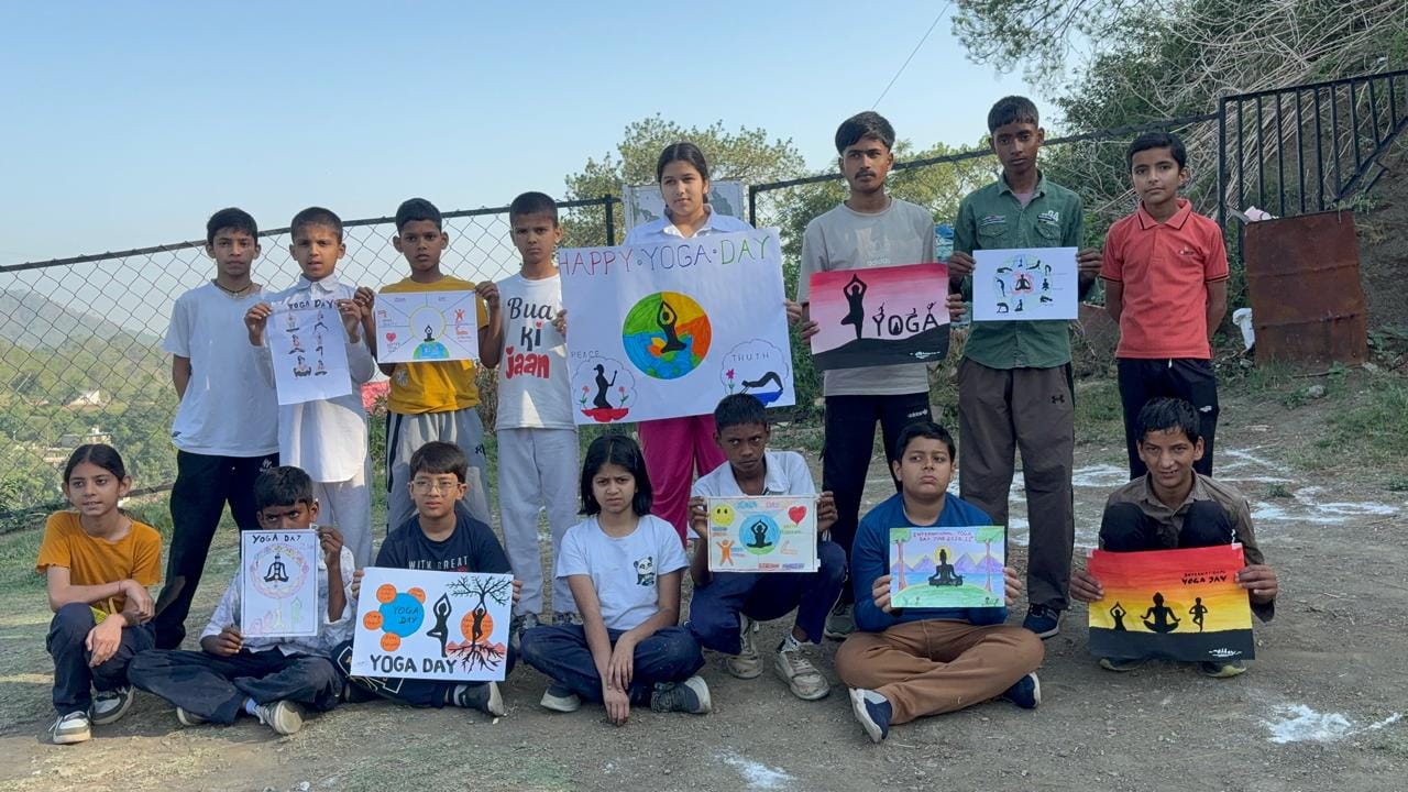चायल स्थित राष्ट्रीय ध्वज प्रांगण में विशेष योग कार्यक्रम में मौजूद स्थानीय लोग व पर्यटक। संवाद