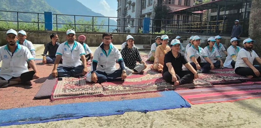 चायल स्थित राष्ट्रीय ध्वज प्रांगण में विशेष योग कार्यक्रम में मौजूद स्थानीय लोग व पर्यटक। संवाद