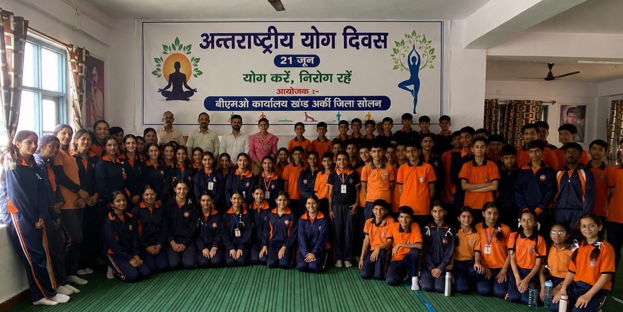 चायल स्थित राष्ट्रीय ध्वज प्रांगण में विशेष योग कार्यक्रम में मौजूद स्थानीय लोग व पर्यटक। संवाद
