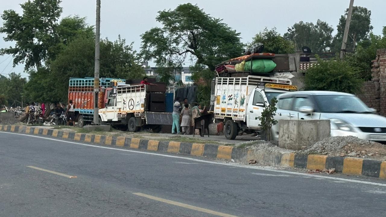 डेहा बस्ती में तोड़फोड़ के बाद फैला मलबा। संवाद डेहा बस्ती में तोड़फोड़ के बाद फैला मलबा। संवाद