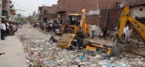 एसी नगर में नाले की सफाई को लेकर रास्ता बनाने के लिए मलबा लेकर पहुंचा ट्रेक्टर भी नाले में गिरा एसी नगर में नाले की सफाई को लेकर रास्ता बनाने के लिए मलबा लेकर पहुंचा ट्रेक्टर भी नाले में गिरा