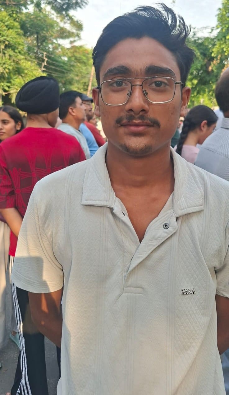 एसएनवी राजकीय विद्यालय के केंद्र पर अभ्यर्थियों की जांच करते सुरक्षाकर्मी। डीआईपीआरओ एसएनवी राजकीय विद्यालय के केंद्र पर अभ्यर्थियों की जांच करते सुरक्षाकर्मी। डीआईपीआरओ
