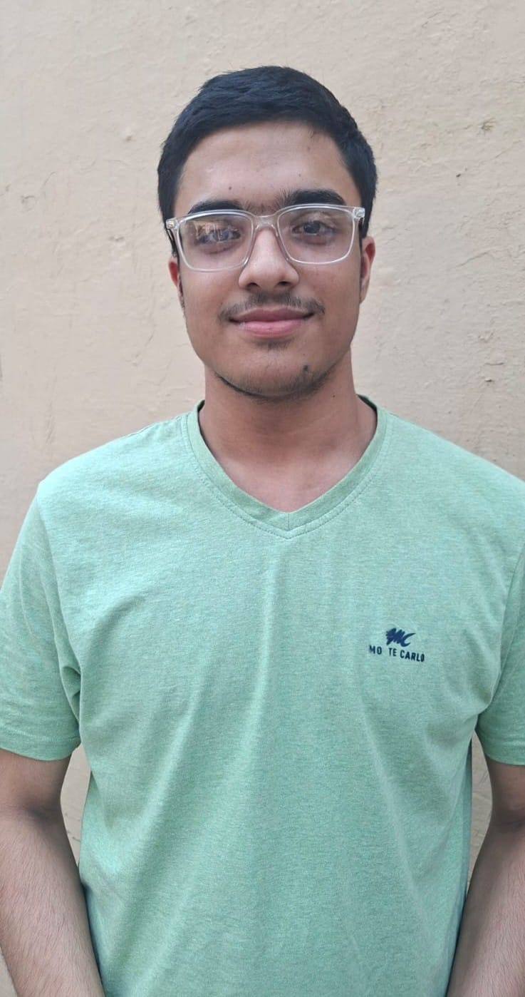 एसएनवी राजकीय विद्यालय के केंद्र पर अभ्यर्थियों की जांच करते सुरक्षाकर्मी। डीआईपीआरओ एसएनवी राजकीय विद्यालय के केंद्र पर अभ्यर्थियों की जांच करते सुरक्षाकर्मी। डीआईपीआरओ