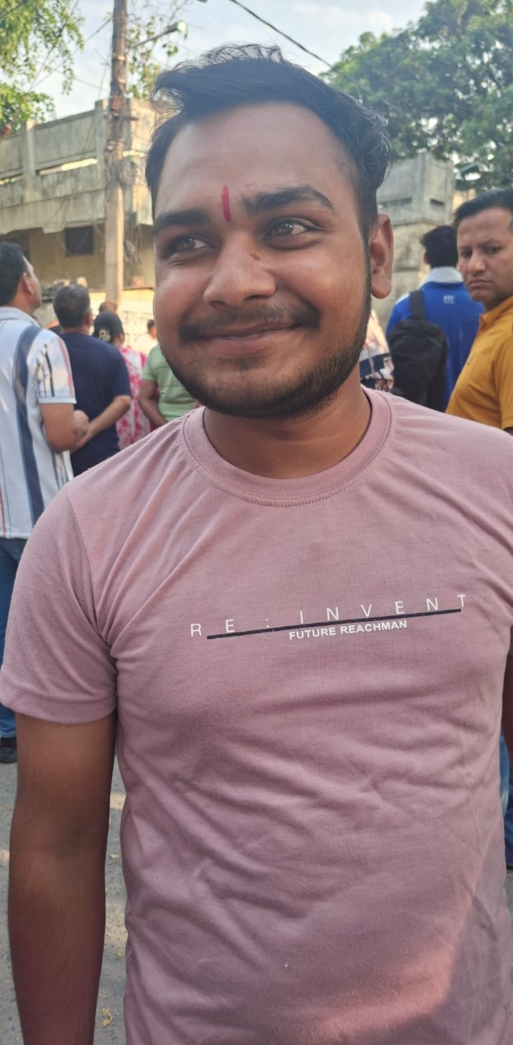 एसएनवी राजकीय विद्यालय के केंद्र पर अभ्यर्थियों की जांच करते सुरक्षाकर्मी। डीआईपीआरओ एसएनवी राजकीय विद्यालय के केंद्र पर अभ्यर्थियों की जांच करते सुरक्षाकर्मी। डीआईपीआरओ