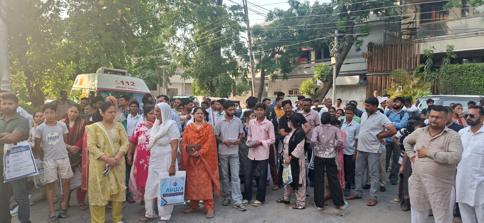 एसएनवी राजकीय विद्यालय के केंद्र पर अभ्यर्थियों की जांच करते सुरक्षाकर्मी। डीआईपीआरओ एसएनवी राजकीय विद्यालय के केंद्र पर अभ्यर्थियों की जांच करते सुरक्षाकर्मी। डीआईपीआरओ