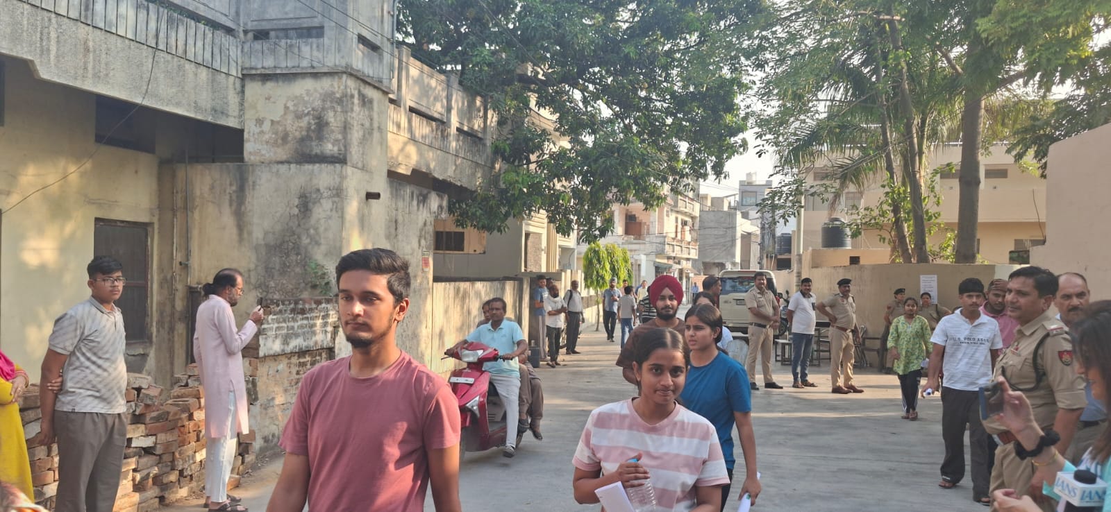 एसएनवी राजकीय विद्यालय के केंद्र पर अभ्यर्थियों की जांच करते सुरक्षाकर्मी। डीआईपीआरओ एसएनवी राजकीय विद्यालय के केंद्र पर अभ्यर्थियों की जांच करते सुरक्षाकर्मी। डीआईपीआरओ