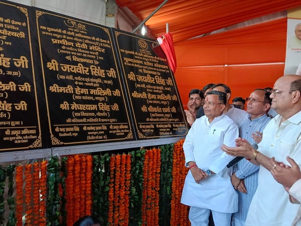 फोटो 1: गांव ओढ़म में शिलान्यास करते पर्यटन एव संस्कृति मंत्री ठाकुर जयवीर सिंह व अन्य 