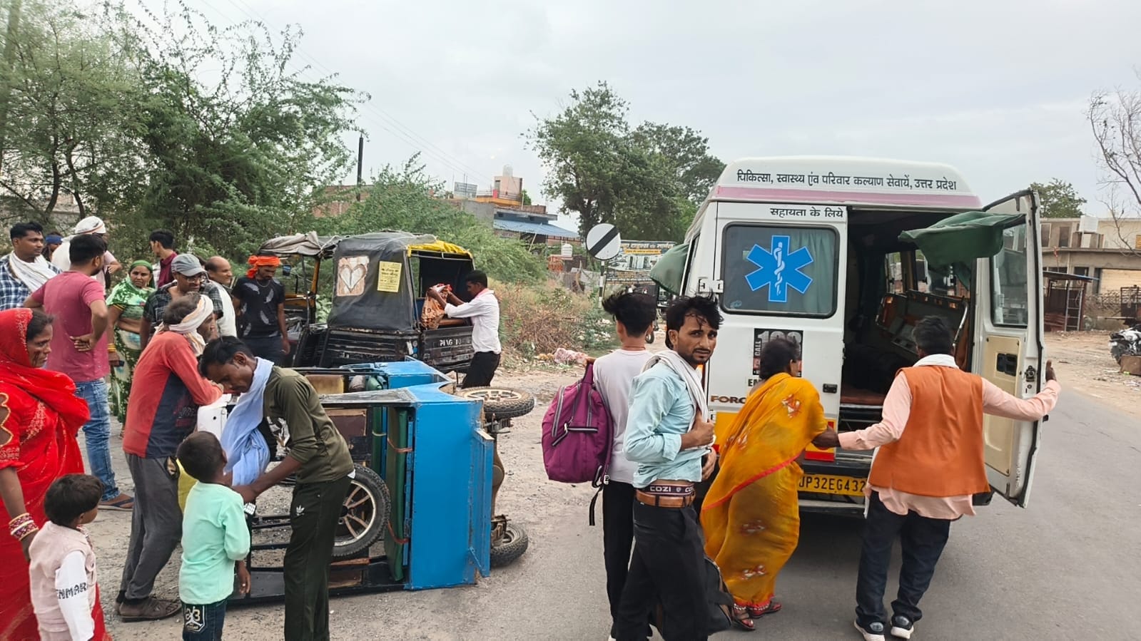 फोटो 21 एचएएमपी 40- घटना स्थल पर पलटा रिक्शा व एंबुलेंस में घायलों को बैठाते लोग। संवाद फोटो 21 एचएएमपी 40- घटना स्थल पर पलटा रिक्शा व एंबुलेंस में घायलों को बैठाते लोग। संवाद