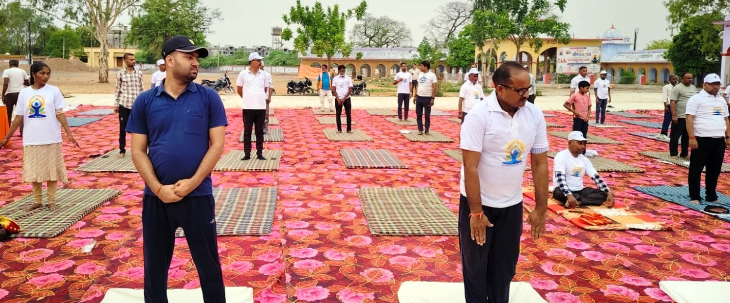 फोटो 21 एमएएचपी 12 परिचय-जिला स्पोर्ट्स स्टेडियम में योगाभ्यास करते जिले के प्रभारी मंत्री व अन फोटो 21 एमएएचपी 12 परिचय-जिला स्पोर्ट्स स्टेडियम में योगाभ्यास करते जिले के प्रभारी मंत्री व अन