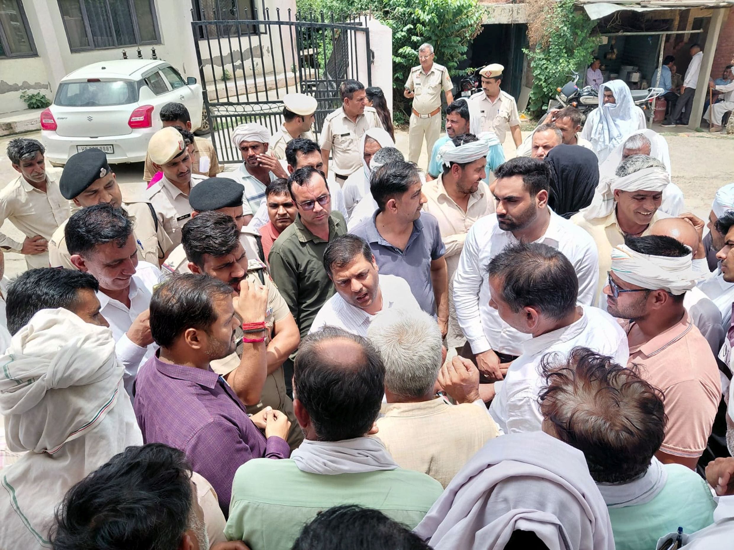फोटो 22जेएनडी21-पावर हाऊस उचाना मंडी के गेट को ताला लगाकर बैठे ग्रामीण। स्रोत किसान फोटो 22जेएनडी21-पावर हाऊस उचाना मंडी के गेट को ताला लगाकर बैठे ग्रामीण। स्रोत किसान