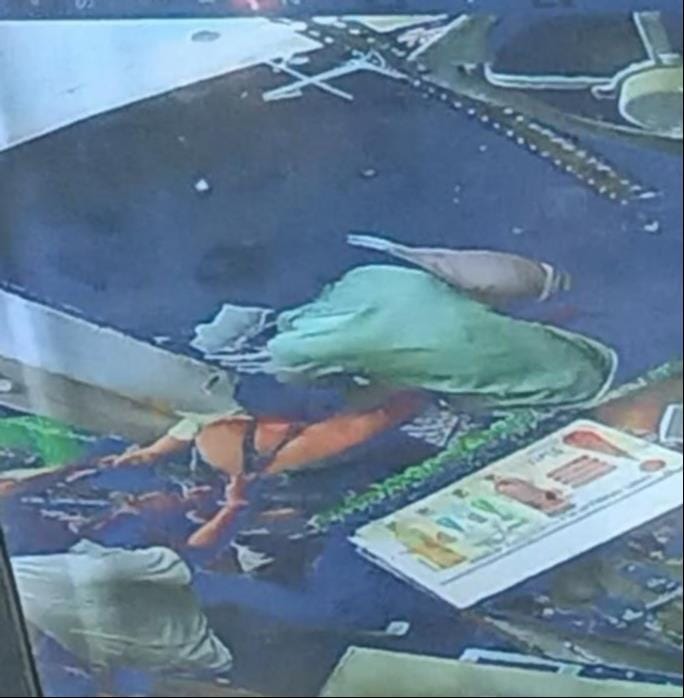 फोटो-44, आवास विकास में अंग्रेजी शराब दुकान पर मारपीट के बाद लोहिया अस्पताल में भर्ती सेल्समैन फोटो-44, आवास विकास में अंग्रेजी शराब दुकान पर मारपीट के बाद लोहिया अस्पताल में भर्ती सेल्समैन