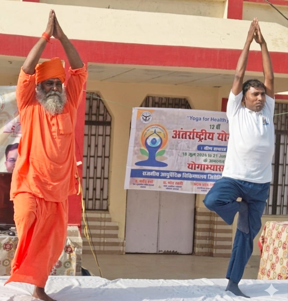 गांधी स्टेडियम में योग करते राज्यमंत्री, मंडलायुक्त व डीएम। गांधी स्टेडियम में योग करते राज्यमंत्री, मंडलायुक्त व डीएम।
