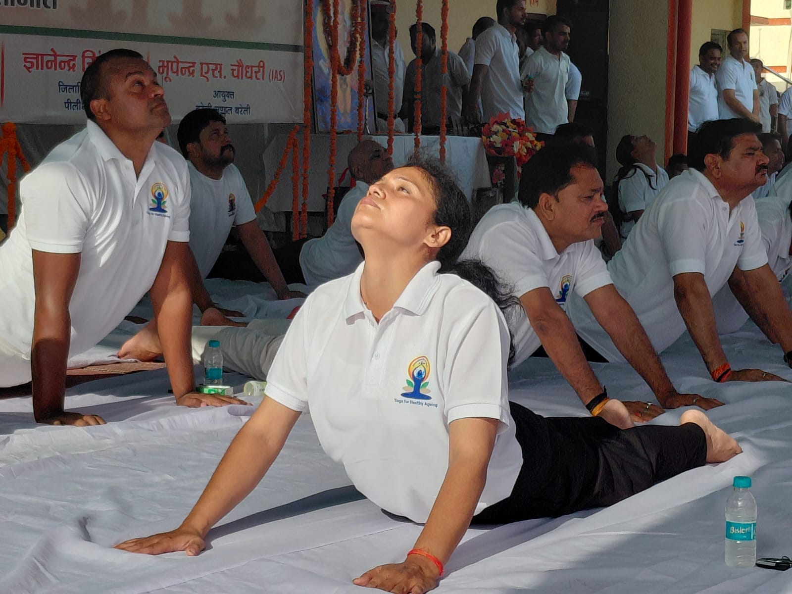 गांधी स्टेडियम में योग करते राज्यमंत्री, मंडलायुक्त व डीएम। गांधी स्टेडियम में योग करते राज्यमंत्री, मंडलायुक्त व डीएम।