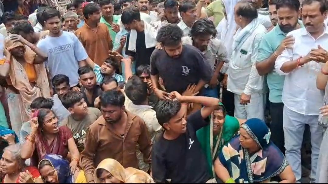 जहांगीराबाद में मनीष सैनी का शव पहुंचने पर एकत्रित हुए लोग। संवाद जहांगीराबाद में मनीष सैनी का शव पहुंचने पर एकत्रित हुए लोग। संवाद