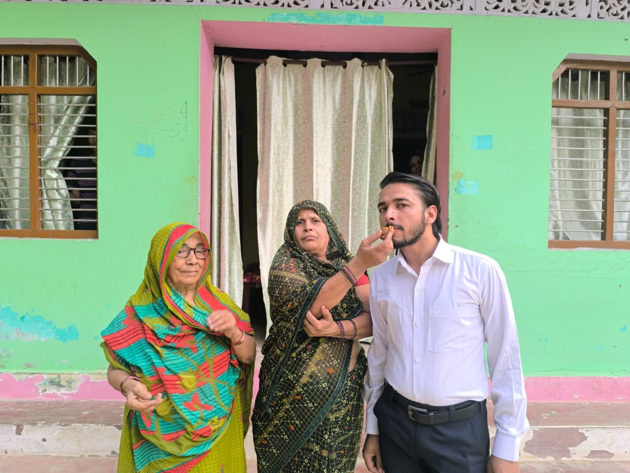जलालपुर। ग्राम सभा रेहटी के बनपुरवा गांव की कीर्ति यादव बिहार पीसीएस परीक्षा में सफल। स्रोत-प