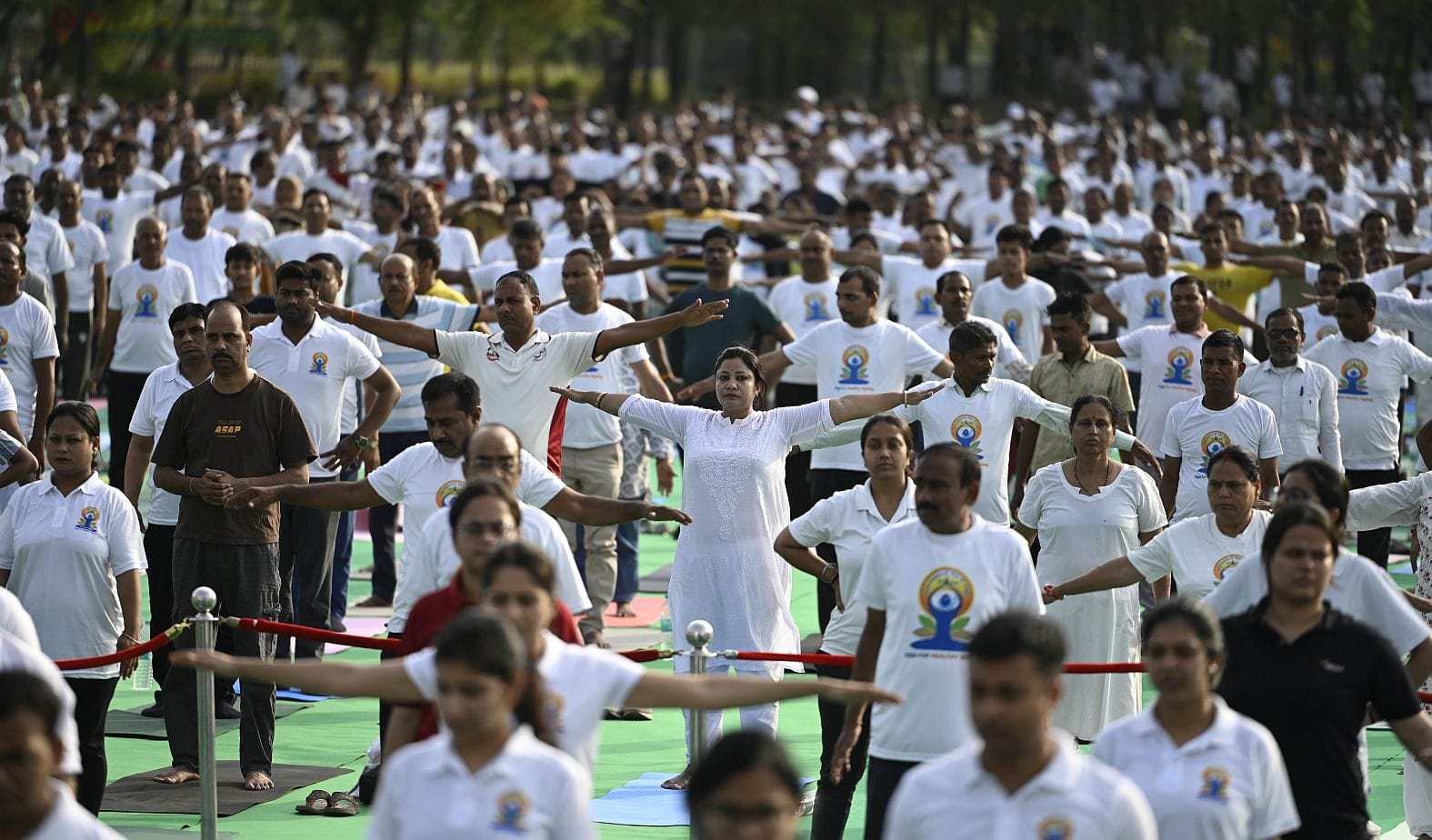 जनेश्वर मिश्र पार्क में हुए आयोजन में हजारों लोगों ने किया योग। जनेश्वर मिश्र पार्क में हुए आयोजन में हजारों लोगों ने किया योग।