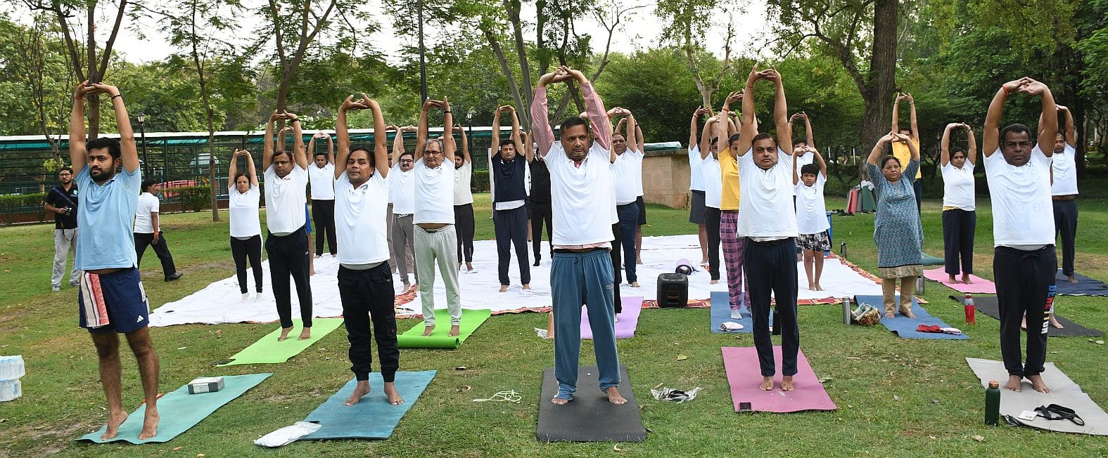 जनेश्वर मिश्र पार्क में हुए आयोजन में हजारों लोगों ने किया योग। जनेश्वर मिश्र पार्क में हुए आयोजन में हजारों लोगों ने किया योग।
