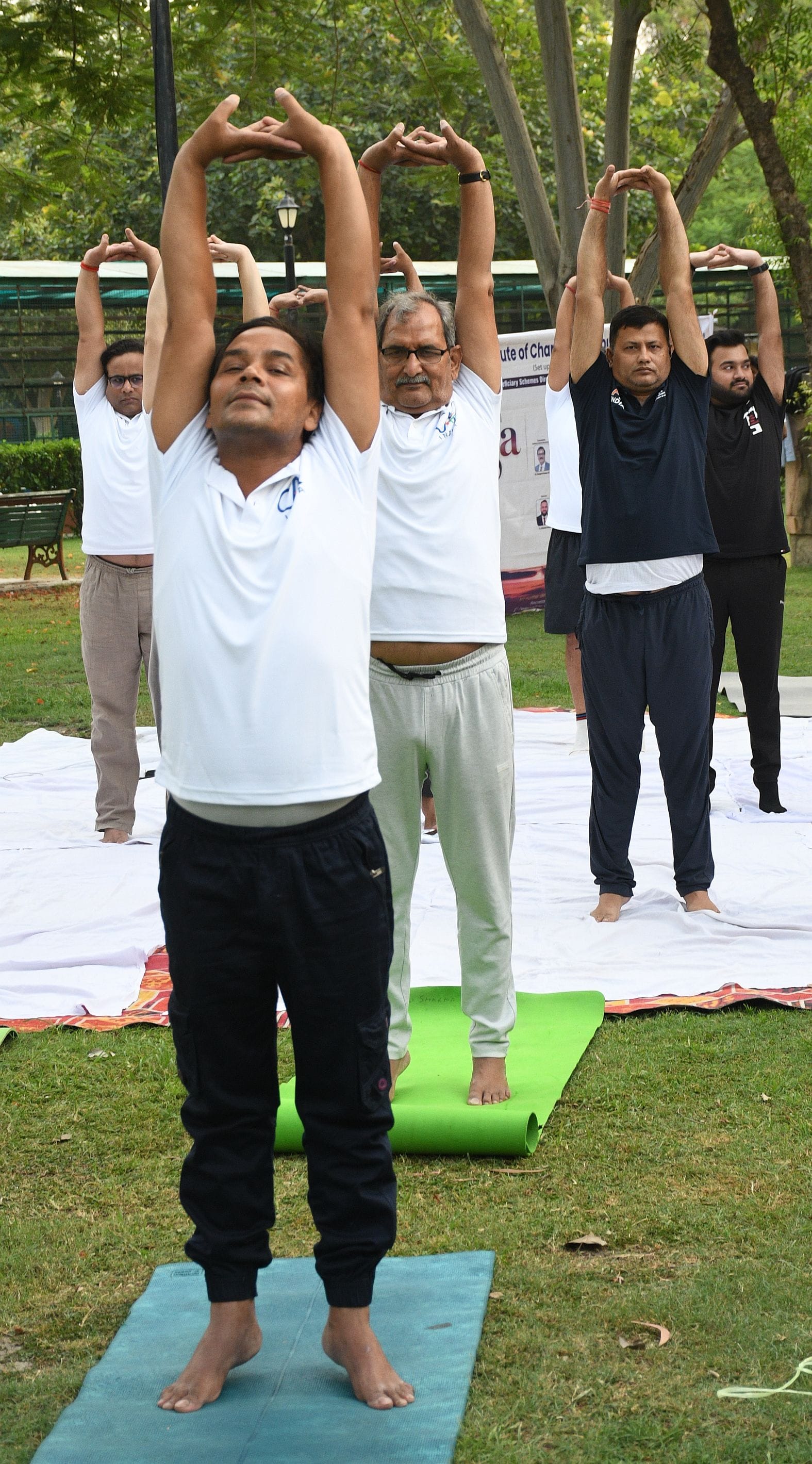 जनेश्वर मिश्र पार्क में हुए आयोजन में हजारों लोगों ने किया योग। जनेश्वर मिश्र पार्क में हुए आयोजन में हजारों लोगों ने किया योग।