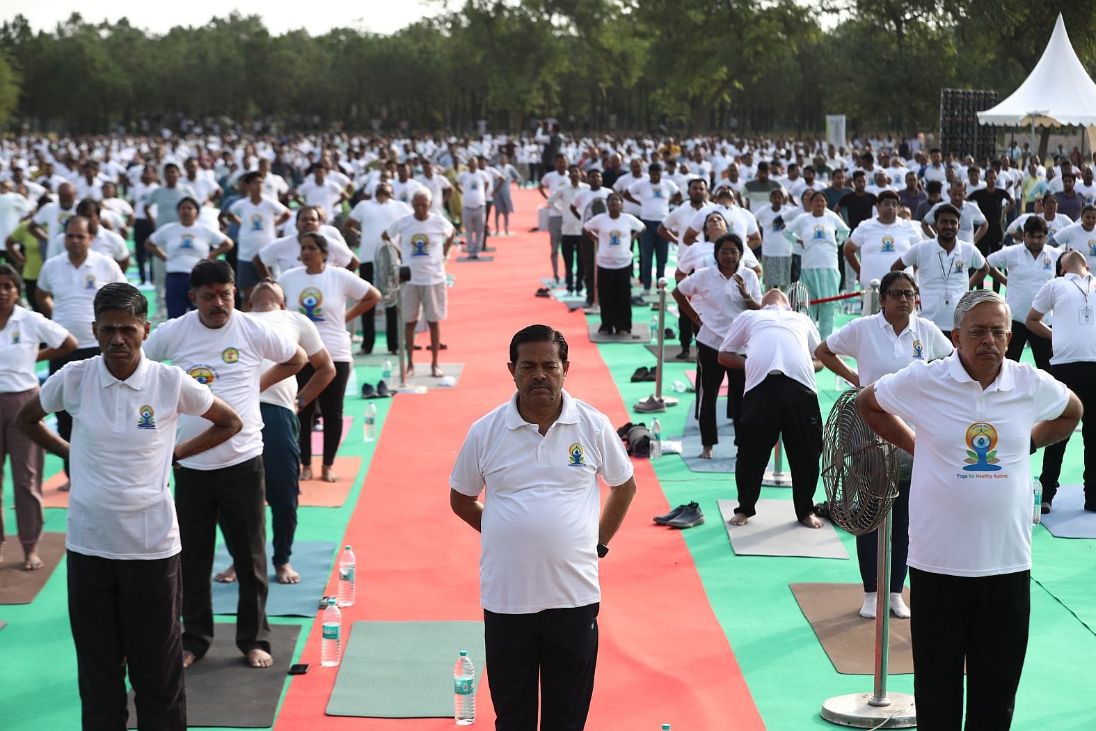 जनेश्वर मिश्र पार्क में हुए आयोजन में हजारों लोगों ने किया योग। जनेश्वर मिश्र पार्क में हुए आयोजन में हजारों लोगों ने किया योग।