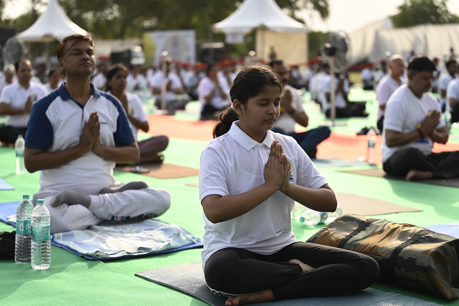 जनेश्वर मिश्र पार्क में हुए आयोजन में हजारों लोगों ने किया योग। जनेश्वर मिश्र पार्क में हुए आयोजन में हजारों लोगों ने किया योग।