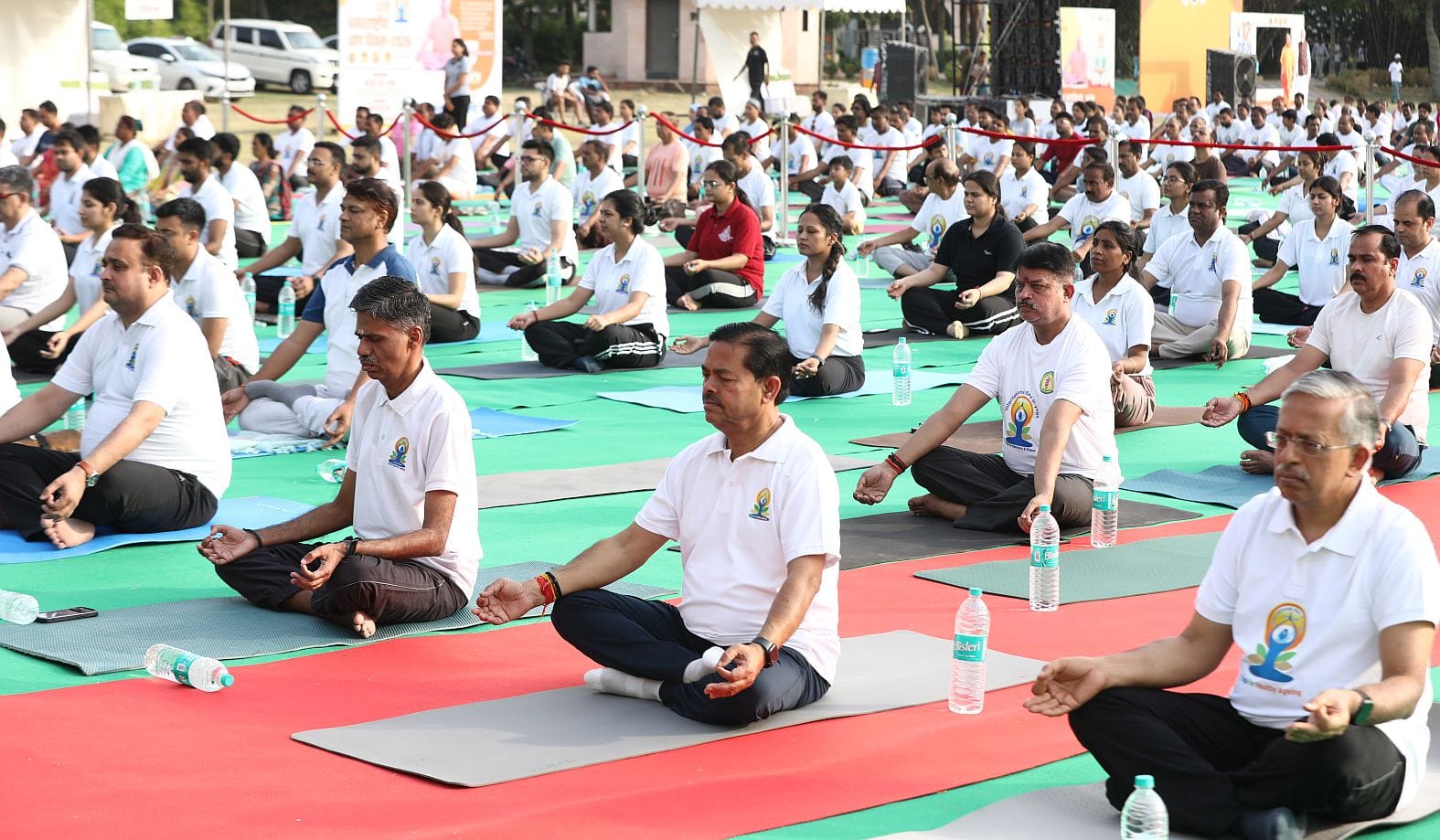 जनेश्वर मिश्र पार्क में हुए आयोजन में हजारों लोगों ने किया योग। जनेश्वर मिश्र पार्क में हुए आयोजन में हजारों लोगों ने किया योग।