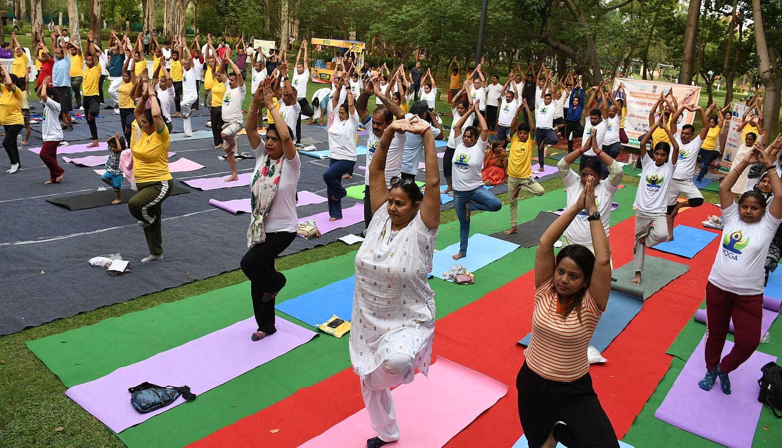 जनेश्वर मिश्र पार्क में हुए आयोजन में हजारों लोगों ने किया योग। जनेश्वर मिश्र पार्क में हुए आयोजन में हजारों लोगों ने किया योग।