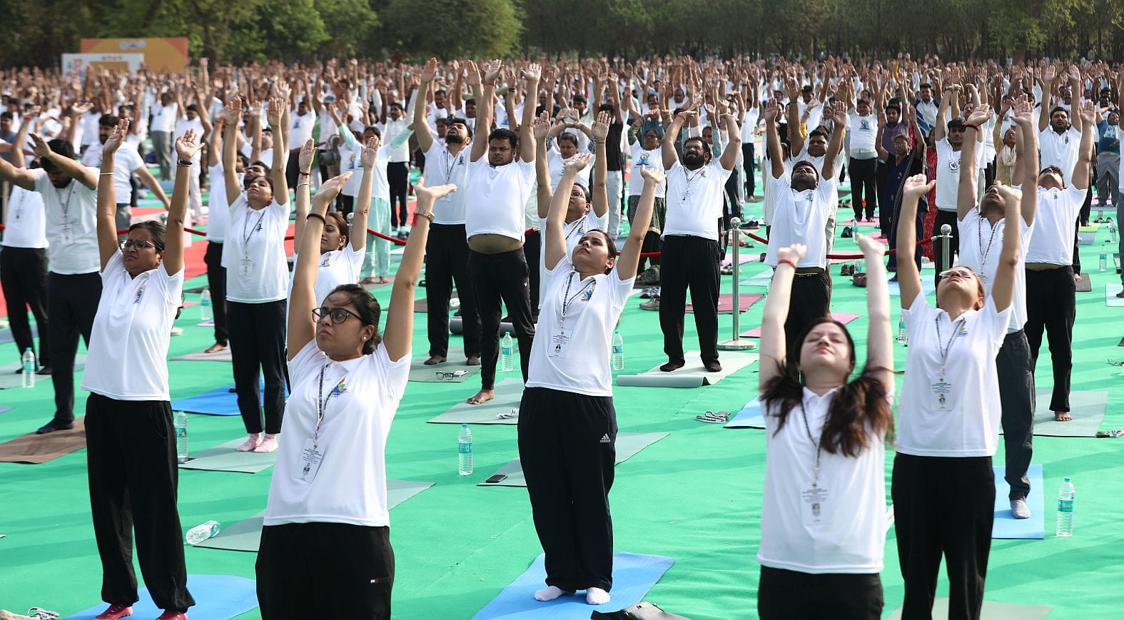 जनेश्वर मिश्र पार्क में हुए आयोजन में हजारों लोगों ने किया योग। जनेश्वर मिश्र पार्क में हुए आयोजन में हजारों लोगों ने किया योग।