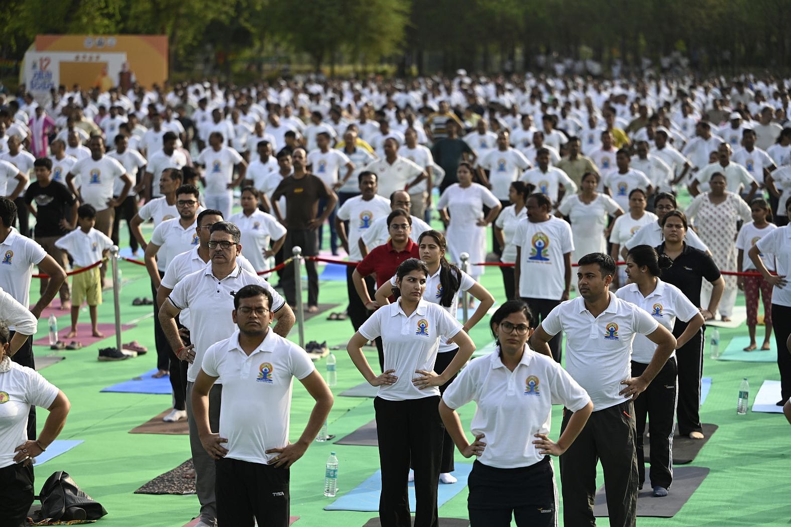 जनेश्वर मिश्र पार्क में हुए आयोजन में हजारों लोगों ने किया योग। जनेश्वर मिश्र पार्क में हुए आयोजन में हजारों लोगों ने किया योग।