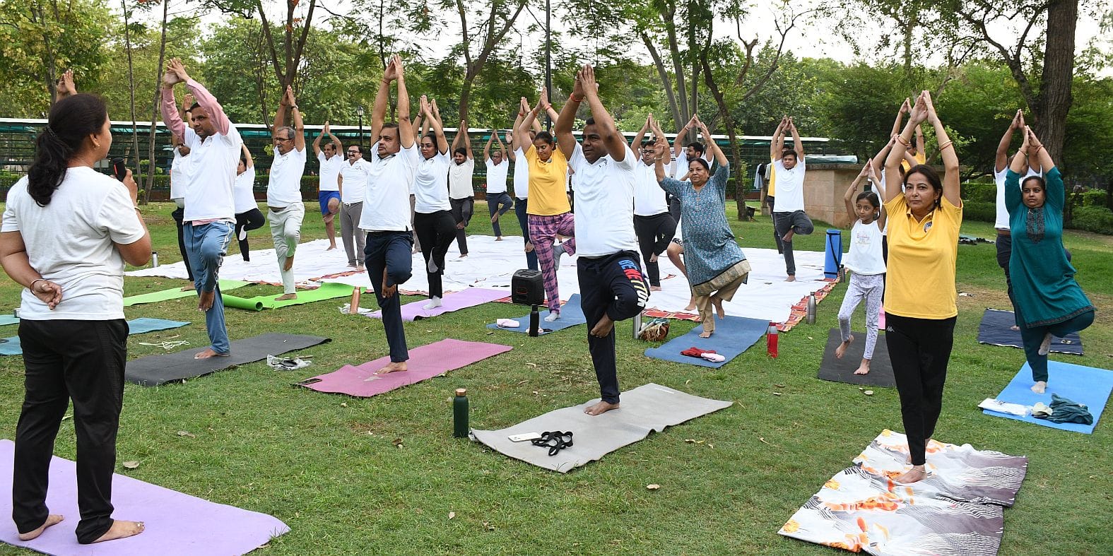 जनेश्वर मिश्र पार्क में हुए आयोजन में हजारों लोगों ने किया योग। जनेश्वर मिश्र पार्क में हुए आयोजन में हजारों लोगों ने किया योग।