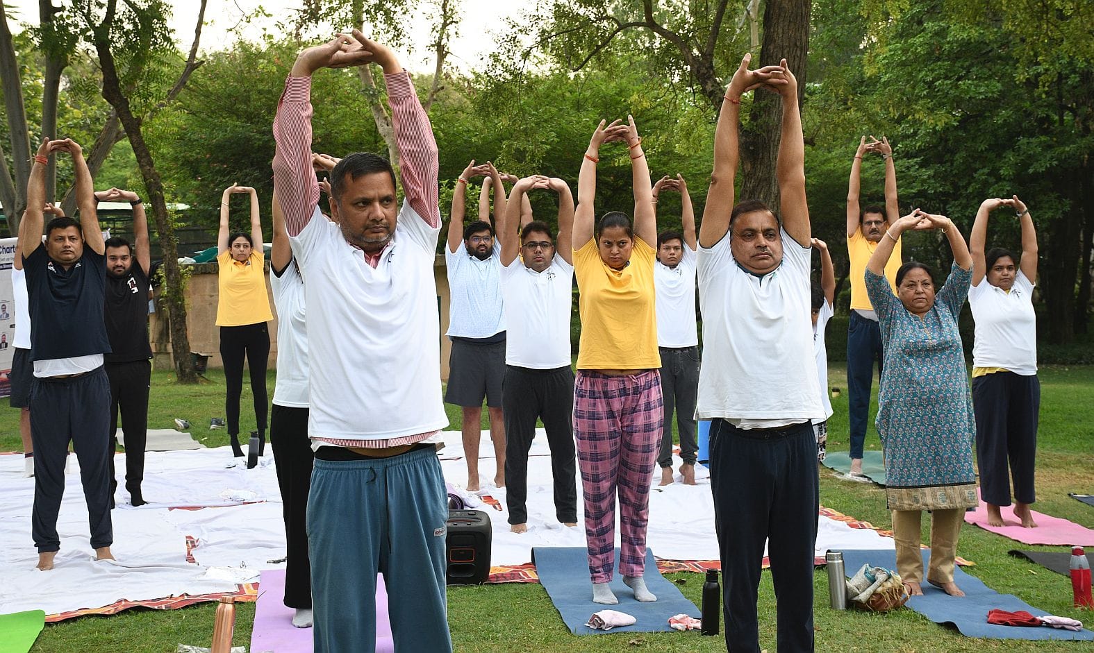 जनेश्वर मिश्र पार्क में हुए आयोजन में हजारों लोगों ने किया योग। जनेश्वर मिश्र पार्क में हुए आयोजन में हजारों लोगों ने किया योग।