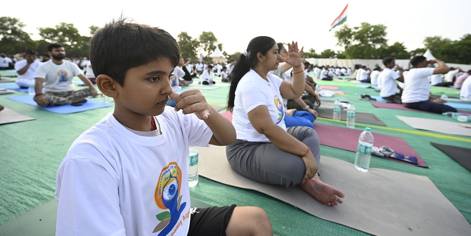 जनेश्वर मिश्र पार्क में हुए आयोजन में हजारों लोगों ने किया योग। जनेश्वर मिश्र पार्क में हुए आयोजन में हजारों लोगों ने किया योग।