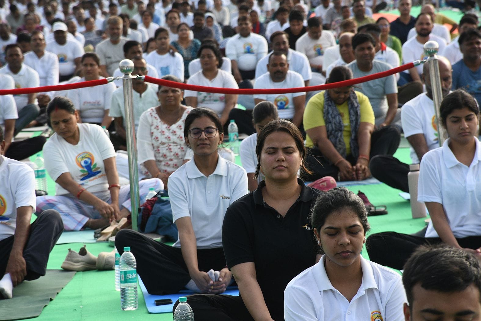जनेश्वर मिश्र पार्क में हुए आयोजन में हजारों लोगों ने किया योग। जनेश्वर मिश्र पार्क में हुए आयोजन में हजारों लोगों ने किया योग।