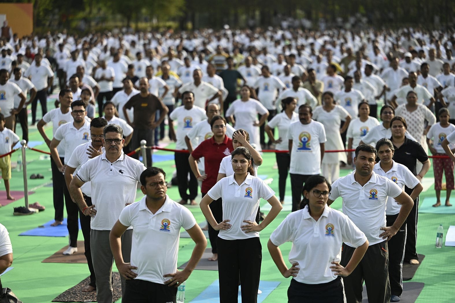 जनेश्वर मिश्र पार्क में हुए आयोजन में हजारों लोगों ने किया योग। जनेश्वर मिश्र पार्क में हुए आयोजन में हजारों लोगों ने किया योग।